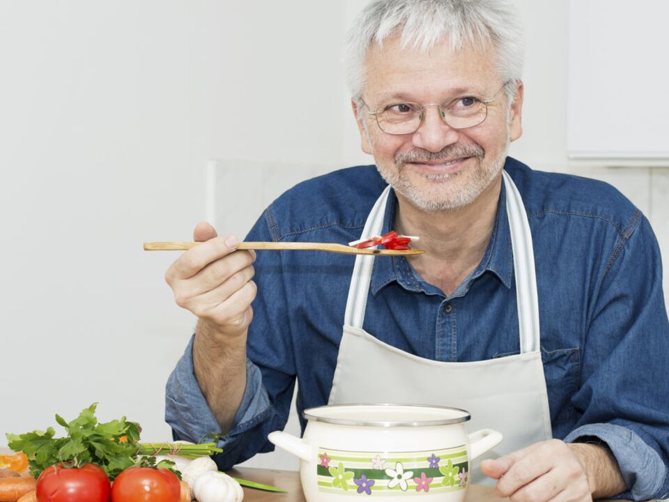 een man kookt groenten met prostatitis