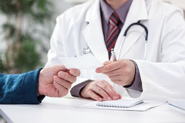 arts geeft advies over de behandeling van prostatitis